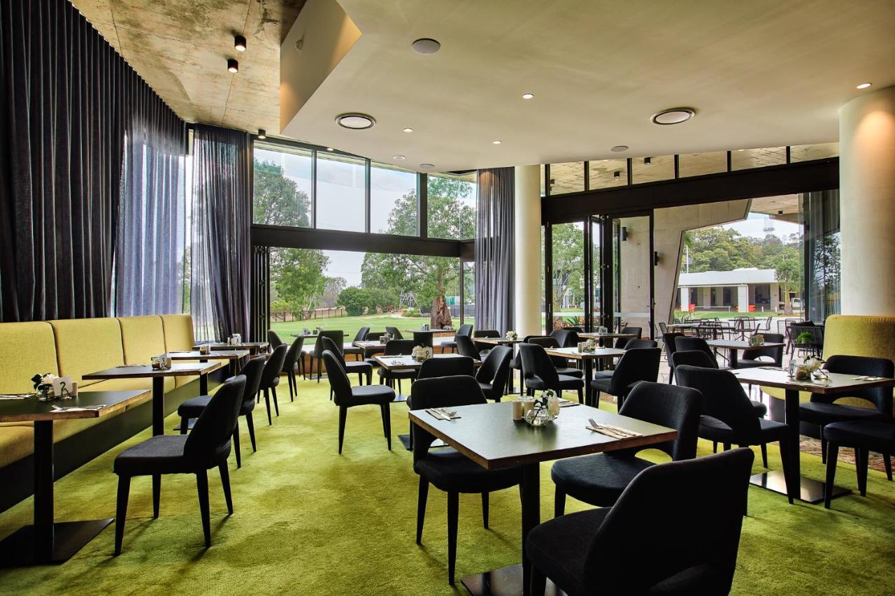Eatons Hill Hotel Brisbane Bagian luar foto