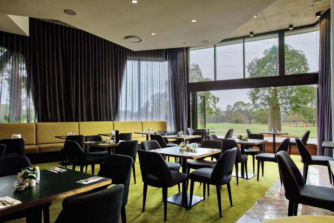 Eatons Hill Hotel Brisbane Bagian luar foto