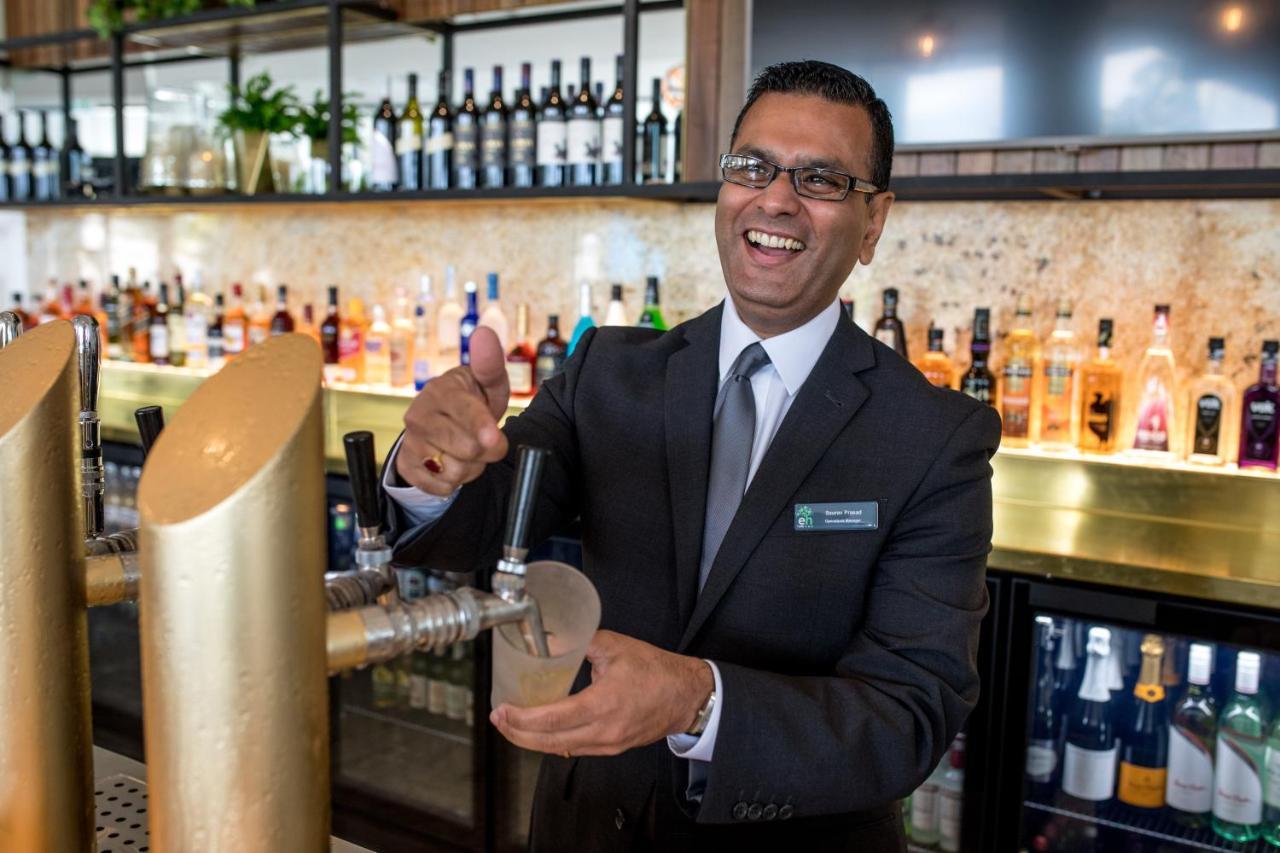 Eatons Hill Hotel Brisbane Bagian luar foto