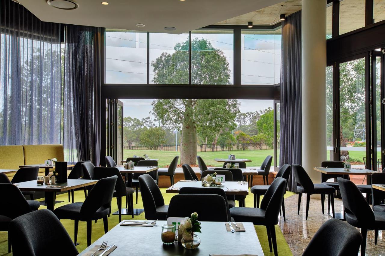 Eatons Hill Hotel Brisbane Bagian luar foto