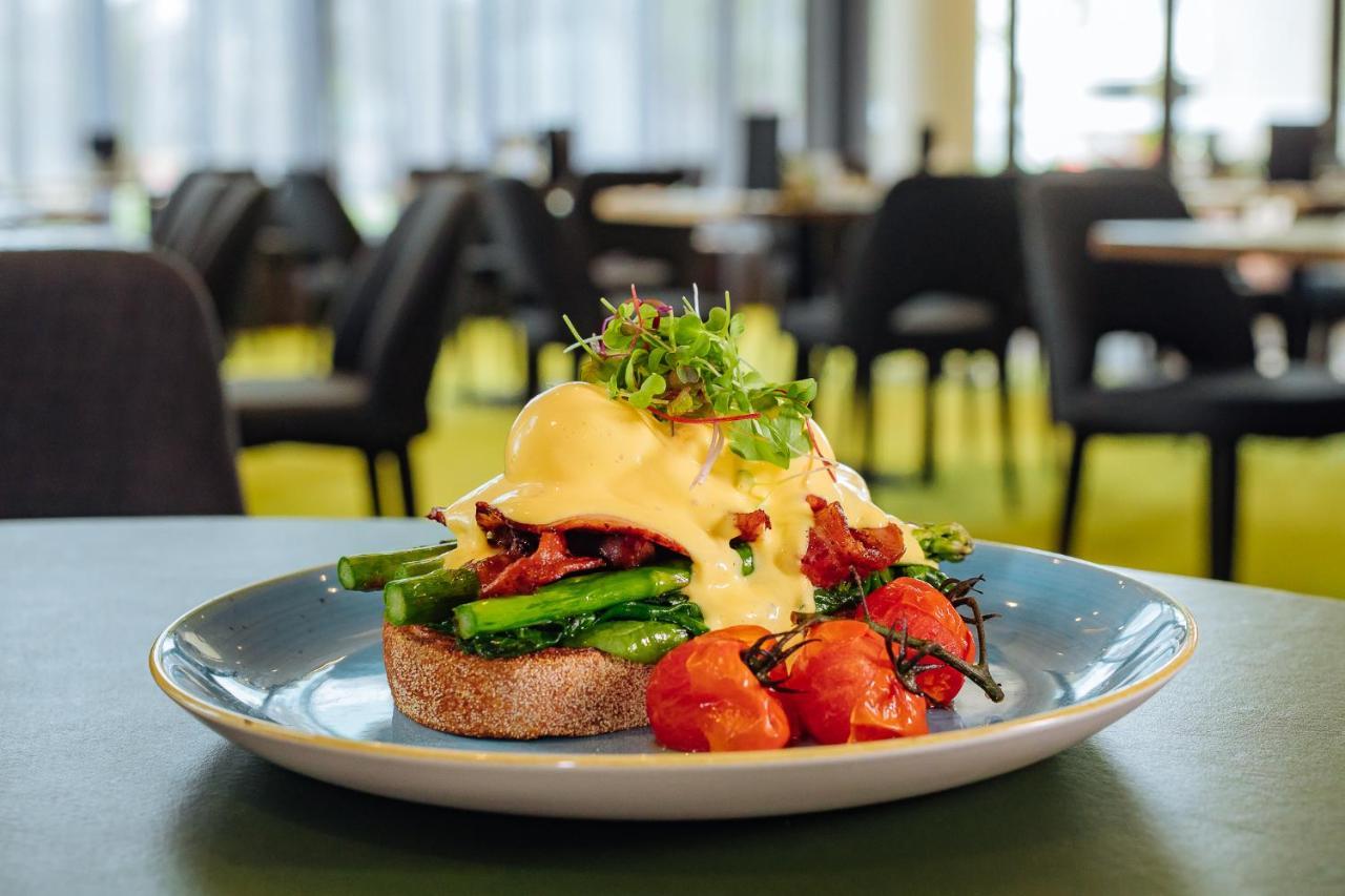 Eatons Hill Hotel Brisbane Bagian luar foto