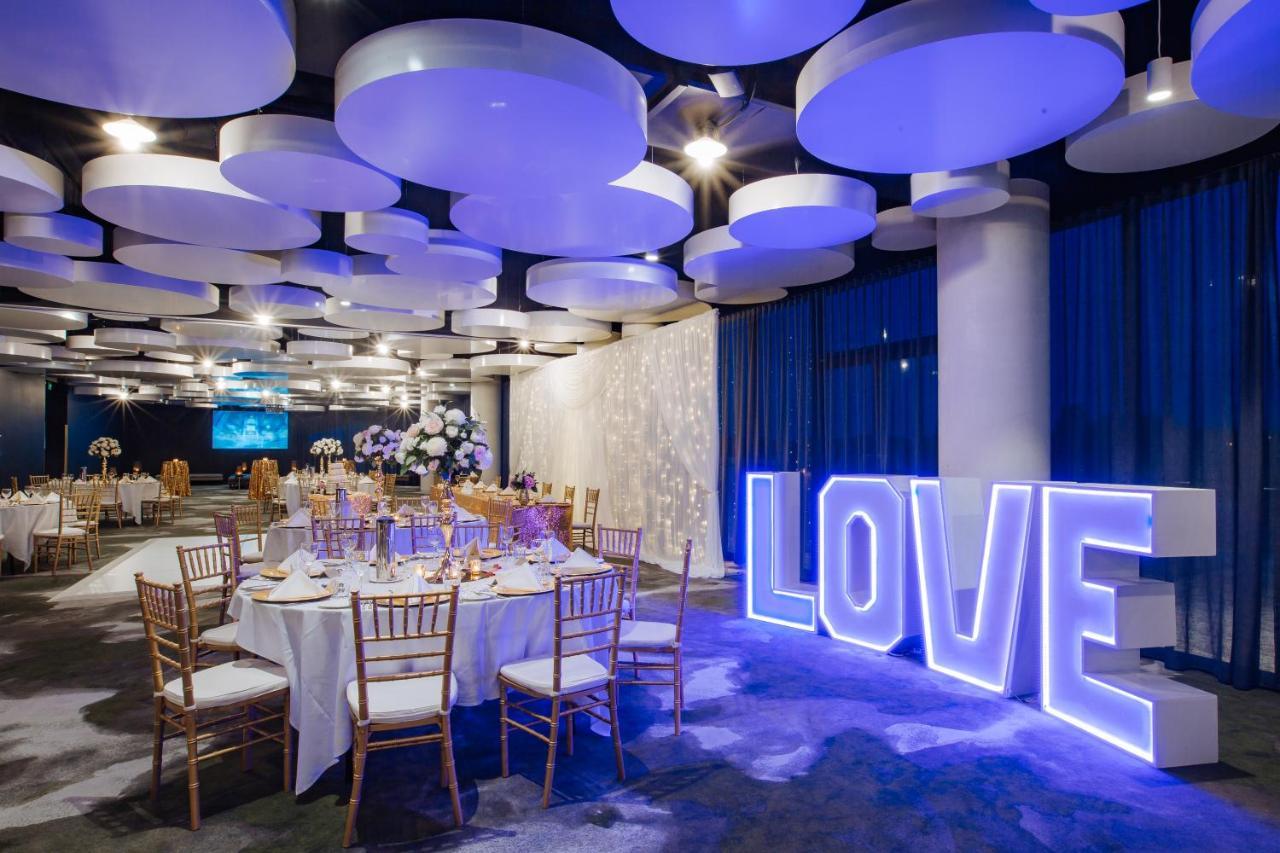 Eatons Hill Hotel Brisbane Bagian luar foto