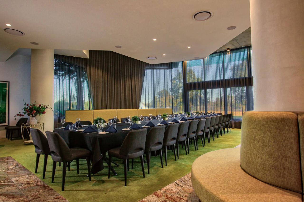 Eatons Hill Hotel Brisbane Bagian luar foto